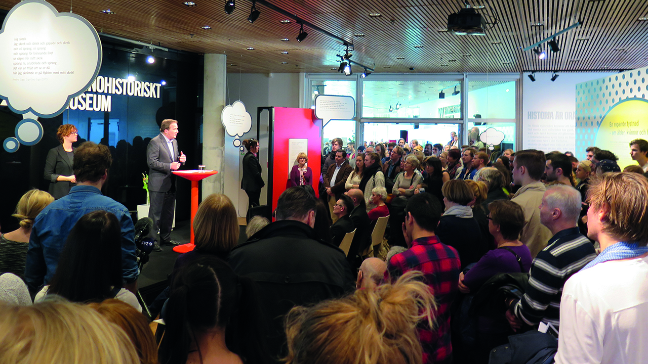 Foto 8 mars, Stefan Löfven talar för ett fullsatt Kvinnohistoriskt museum